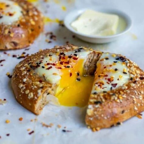 Egg In a Bagel Hole - Mama Living Abroad Egg Bagel Recipe, Egg Bagel, Egg In A Hole, Gluten Free Bagels, Cheese Bagels, Bagel Recipe, Delicious Donuts, Brunch Ideas, Everything Bagel