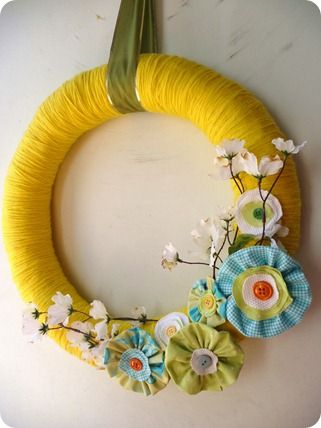 Wreath Hanging, Fabric Wreath, Yarn Wreath, Spring Wreaths, What To Use, Easter Wreath, Wreath Crafts, Crafty Craft, Craft Time