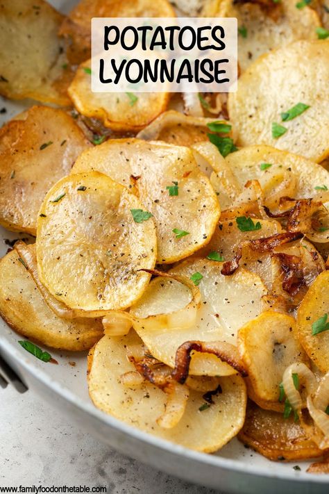 Potatoes Lyonnaise is a simple, delicious side dish with just 4 ingredients, including potato and onion slices that are lightly fried in butter until tender but crisp. Potatoes Lyonnaise, Lyonnaise Potatoes, Greek Roasted Potatoes, Healthy Mashed Potatoes, Baked Potato Microwave, Side Dishes For Ham, Burger Side Dishes, Side Dishes For Chicken, Potato Pasta