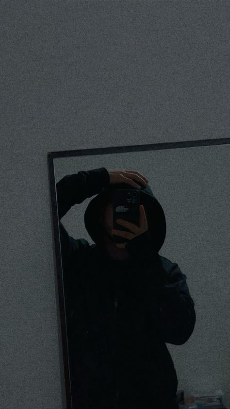 Copul Pic Cartoon, Mirror Selfie Boy No Face Aesthetic, Chicos Aesthetic, Asthetic Picture White And Black, City Life Aesthetic, Fb Profile Photo, Instagram Profile Pic, Cr7 Jr, Youth Photos