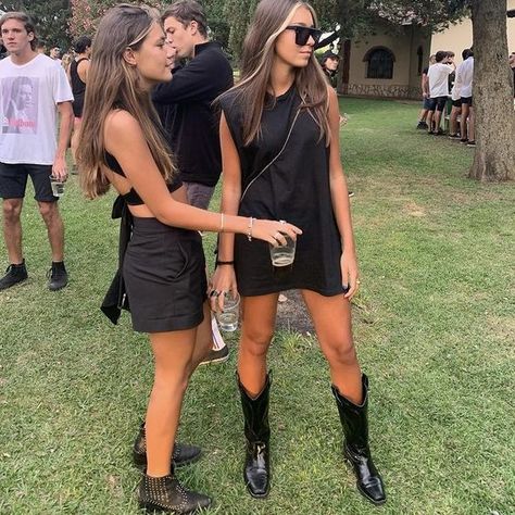 Loose Festival Outfit, Country Party Outfit, Black Festival Outfit, Short Cowboy Boots Outfit, Cowboy Boots Women Outfits, Black Cowboy Boots Outfit, Bota Western, Botas Cowboy, Outfit Botas