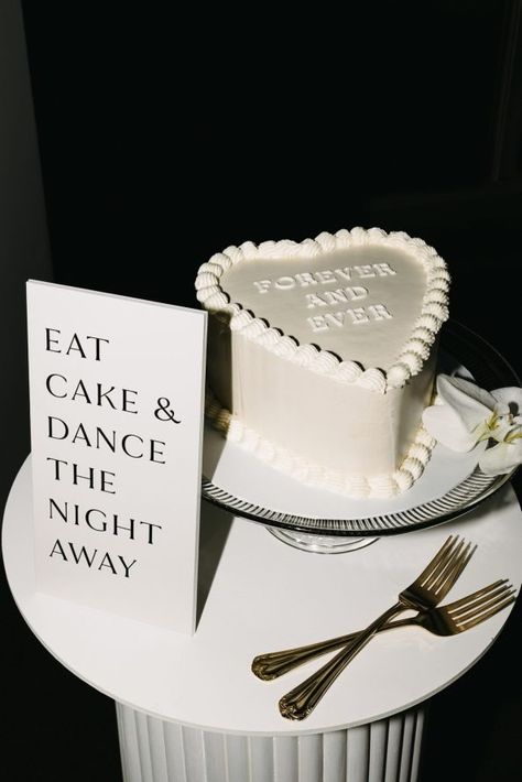 Black And White Cake Wedding, Aesthetic Engagement Cake, His And Her Wedding Cake, Vintage Cake Engagement, Cake Ideas Engagement, Small Wedding Cakes With Cupcakes, Wedding Cake Easy, Cake Married, Just Married Heart Cake