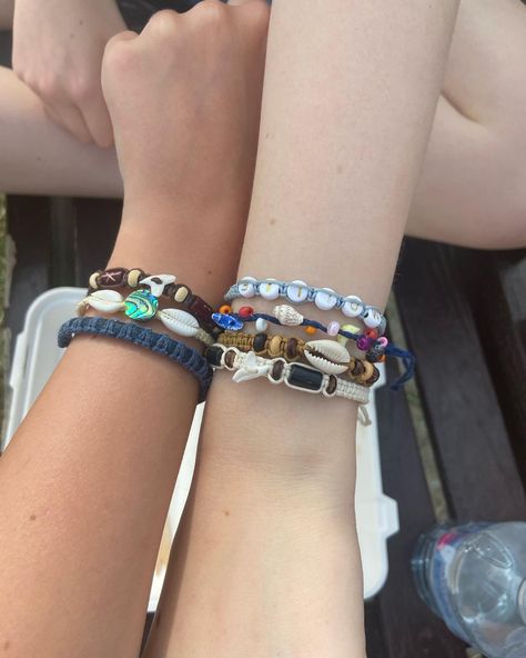 Fahlo Bracelet Aesthetic, 2018 Aesthetic Tumblr, Beach Friendship Bracelets, Summer Bracelets Aesthetic, Friendship Bracelet Aesthetic, Aesthetic Friendship Bracelets, Friendship Bracelets Aesthetic, Friendship Bracelets Summer, Summer Bracelet Stack