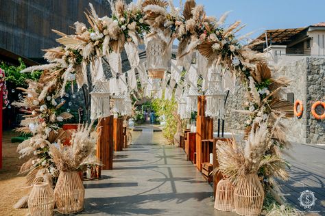 Bohemian Sangeet Decor, Boho Entrance Decor Wedding, Haldi Entrance, Arbour Wedding, College Farewell, Event Entry, Yoga Flyer, Wedding Reception Entrance, Entrance Arch