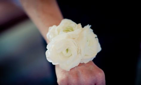 Corsage Mothers Corsages For Wedding, Lavender Ranunculus, Ranunculus Corsage, Peony Corsage, Corsages For Wedding, Hydrangeas Garden, Pear Bracelet, Wedding Peonies, Corsage White