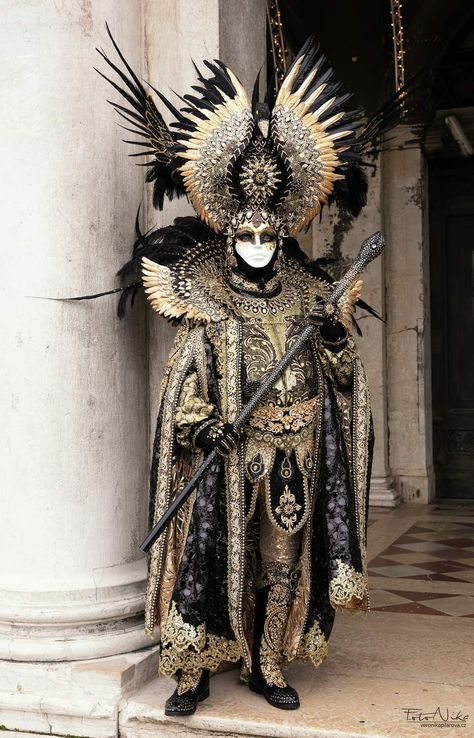 Venetian Carnival Aesthetic, Venetian Costumes Carnival Of Venice, French Masquerade, Venetian Jester, Carnivale Costume, Feathered Mask, Venetian Fashion, Venetian Costumes, Masquerade Outfit