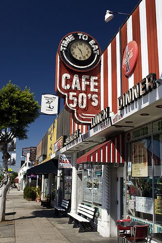 Cafe 50's Santa Monica CA Cafe 50s, Retro Cafe, Retro Diner, American Diner, Vintage Coca Cola, Fifties Fashion, Best Shakes, Milk Shake, Cowboy Art