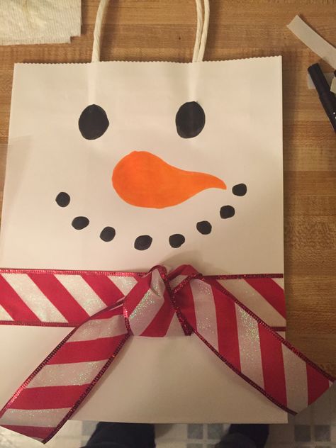 Diy Snowman Gift Bag, Christmas Bag Decorating Ideas, Diy Snowman Gifts, Snowman Gift Bags, Snowman Bag, Fun Christmas Party Ideas, Christmas Nursery, Easy Christmas Drawings, Childrens Christmas Gifts