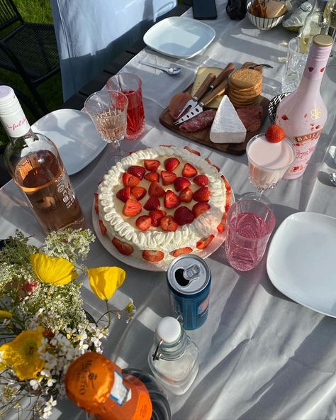 midsommar 2022 Midsummer Cake, Swedish Summer, Table Settings, Table Decorations, Cake