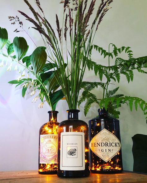 Gin Bottle Centrepiece, Simple Wedding Table Decorations, Hendricks Gin, Lounge Interiors, Bottle Centerpieces, Gin Bottles, Diy Bar, Bottle Lights, Diy Plants