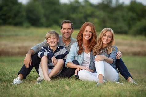 Sitting Poses Family, Teenager Family Photoshoot, Family Of 4 Photoshoot Older Kids, Family Of 4 Photoshoot Poses, Family Poses Photography For 4, Family Of Four Photoshoot Older Kids, Older Family Of 4 Picture Poses, Family Pictures With Teenagers, Family Photoshoot With Teenagers