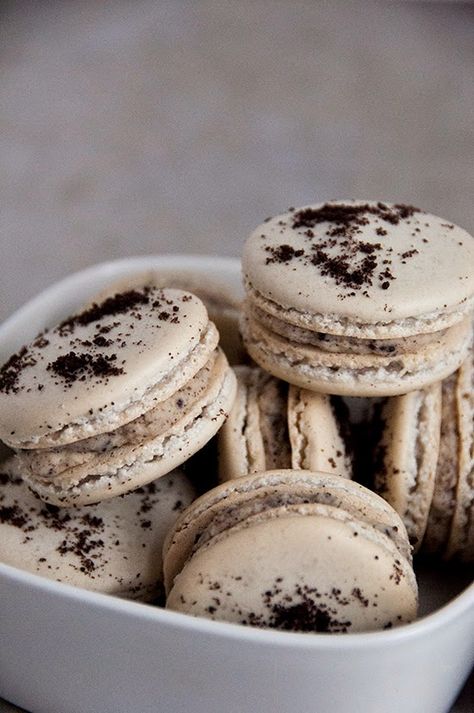 Sweet Boake | Baking Blog : Oreo Macarons Oreo Macaroons, Oreo Macarons, Oreo Macaron, Cafe Creme, French Macaroons, Macaroon Recipes, Macaron Recipe, Baking Blog, Oreo Cookies