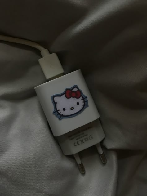 Drawing On Charger, Phone Charger Painting Ideas, Charger Art, Charger Ideas, Diy Hello Kitty, Crafts Love, Diy Crafts Love, Cute Clothing Stores, Kitty Drawing