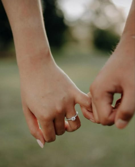 Promise Ring Photo Ideas, Holding Hands Engagement Pictures, Ring Close Up Photography, Promise Ring Pictures Photo Ideas, Engagement Shoot Poses Ring Shots, Detail Ring Shots Wedding, Detailed Engagement Photos, Engagement Photos Faceless, Wedding Ring Photos Hands