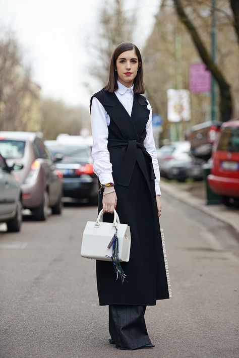 Giulia Baggini Long Black Vest Outfit, Sleeveless Coat Outfit, Gilet Outfit Women, Street Style Stockholm, Vest Street Style, Black Vest Outfit, Gilet Outfit, Long Black Vest, Dress Over Pants