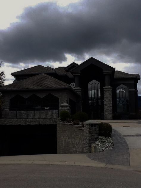 ℎ𝑒𝑎𝑣𝑒𝑛𝑠𝑐𝑥𝑛𝑡 Black Mansion Aesthetic, Modern Dark Mansion Exterior, Big Dark Mansion, Dark Mansion Aesthetic Exterior, Big House Dark Aesthetic, Black Mansion, Dark Mansion, Dark Modern House, Dark Interior Design