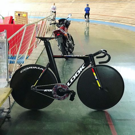 We’ve spent a day with the Russian National track team testing our new track-specific gear. Here is the bike of the 2017 world champion in… Look Track Bike, Fixie Gear, Bike Showroom, Paint Bike, Bicycle Track, Road Bike Vintage, Track Team, Fixed Gear Bicycle, Fixed Bike