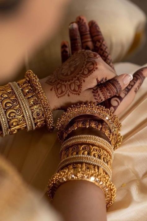 Credit - Unknown Photographer Desi Jewelry, Bridal Jewellery Inspiration, Wedding Jewelry Sets Bridal Jewellery, Indian Wedding Jewelry Sets, Jewellery Bangles, Indian Accessories, Desi Vibes, Indian Bridal Jewelry Sets, Bridal Jewellery Design