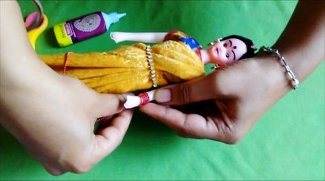 how to decorate simple doll into dasara traditional doll. Diy Dandiya Sticks, Doll Daundkar Outfits, Dasara Dolls Decoration, Happy Dasara, How To Detangle Doll Hair, Simple Doll, Girard Wooden Dolls, Doll Decoration, Doll Making Cloth