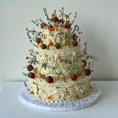 Olive Oil Wedding Cake, Pistachio Wedding Cake, Fig Wedding Cake, Old Cake Design, Vintage Inspired Wedding Cake, Earthy Cake, Cute Wedding Cakes, Cottagecore Cake, Aimee France