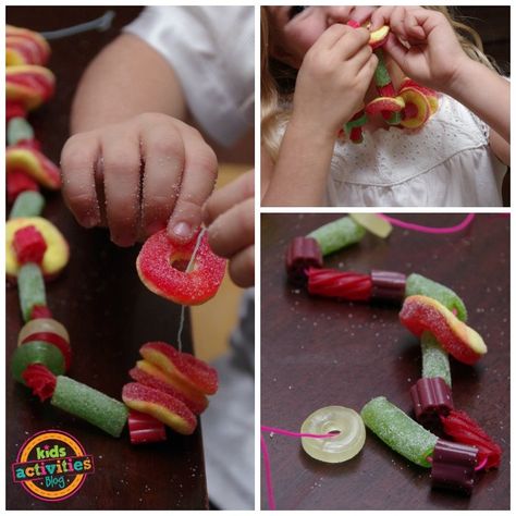 Super Sweet DIY Candy Necklaces & Bracelets You Can Make | Kids Activities Blog Make Your Own Candy, Christmas Presents To Make, Candy Bracelets, Presents To Make, Gift Craft Ideas, Christmas Diy Kids, Diy Christmas Candy, Girl Party Ideas, Candy Bracelet