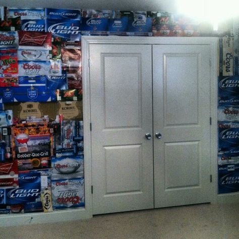 beer boxes decorated wall Beer Box Crafts, Eagles Man Cave Ideas, Box Wallpaper, Beer Ideas, Decorated Wall, Girls Apartment, Beer Decorations, College House Decor, Beer Case