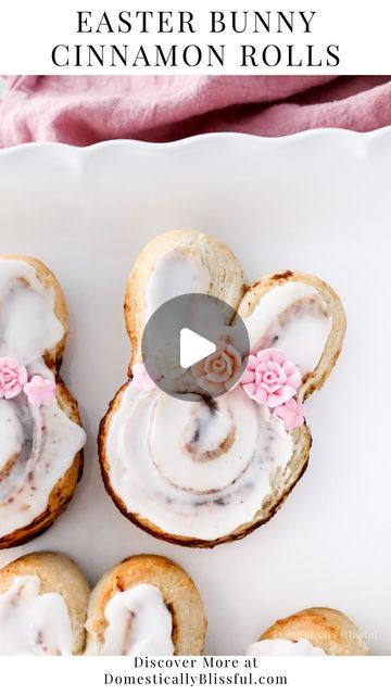 Bunny Cinnamon Rolls Easter, Cinnamon Roll Bunny, Bunny Cinnamon Rolls, Easter Deserts, Easter Food Crafts, Easter Menu, Easter Dinner Recipes, Easter Food, Holiday Eating