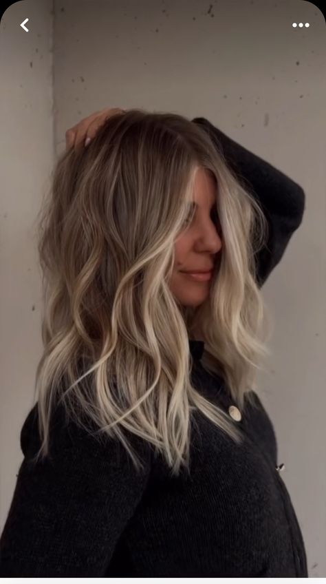 Dark Roots And Blonde Ends, Fall Blonde Dark Roots, Money Piece Shadow Root, Dark Root Blond, Root Drop Blonde, Platinum Blonde Hair Brown Roots, Blonde Hair With Smudged Roots, Blonde Roots Dark Ends, Dark Roots Blonde Ends