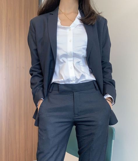 Tomboy Suits For Women, Power Outfits For Women, Women In Suits Tomboys, Woman In Suit, Simple Casual Outfits, Casual College Outfits, Desi Fashion Casual, Traje Casual, Woman Suit Fashion