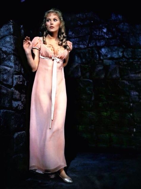 Jenny Hanley Jenny Hanley, Young Marilyn Monroe, Hammer Horror Films, Hammer Horror, Female Vampire, Hammer Films, Vampire Movies, Horror House, Classic Horror Movies