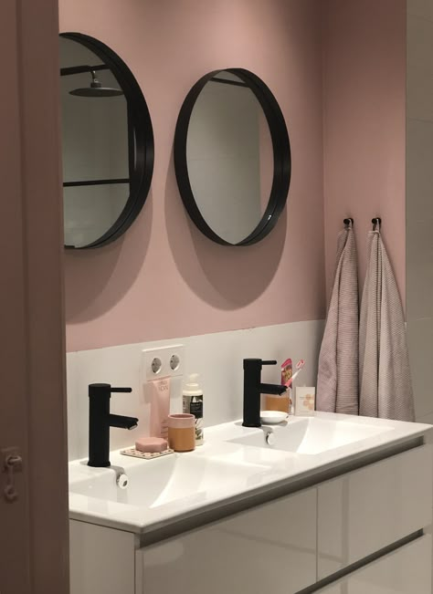 Pink And Black Bathroom, Pink Toilet, Bathroom Pink, Pink Bathroom Decor, Cherry On The Cake, Black White Bathrooms, Dark Bathrooms, Black Rooms, Black Interior Design