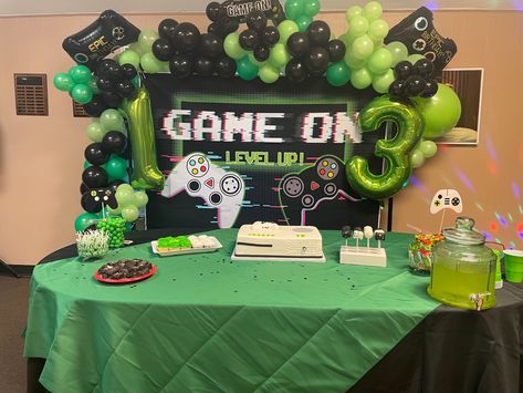 Black and green video game birthday party. #xbox #xboxcake #videogameparty Video Game Birthday Party Cake, Level Up Birthday Party, Gamer Birthday Party, Gamers Party Ideas, Xbox Birthday Party, Xbox Party, Video Game Party Decorations, Xbox Cake, Video Games Birthday Party