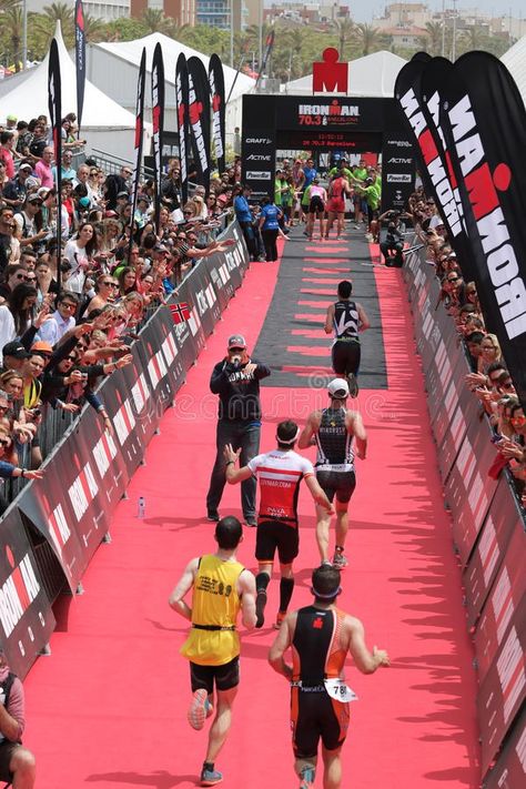 Ironman Finish Line, Triathlete Aesthetic, Running Finish Line, Triathlon Aesthetic, Triathlon Men, Iron Man Triathlon, Marathon Finish Line, Triathlon Women, Triathlon Motivation