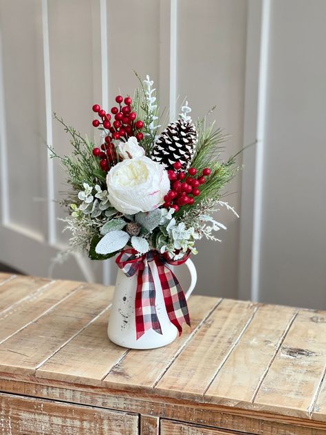 Winter Fake Flower Arrangements, Small Christmas Floral Arrangements Diy, Winter Arrangements Centerpieces, Diy Christmas Bouquet, Small Christmas Floral Arrangements, Fake Floral Arrangements Diy, January Flower Arrangements, Christmas Flower Arrangements Diy, Small Christmas Arrangements