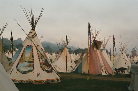 tipi... im dreaming somthing like this Tenda Camping, Into The West, Deco Boheme, Tent Wedding, The Grass, First Nations, Native American Indians, Accessories Jewelry, Outlander