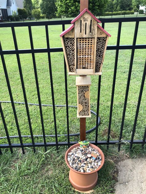 Garden Habitat Ideas, Small Bee Hive, Bee Drinking Station Diy, Tall Garden Decor, Bug Garden Ideas, Bee Hydration Station, Pollinator Watering Station, Diy Pollinator House, Bee Bath Diy