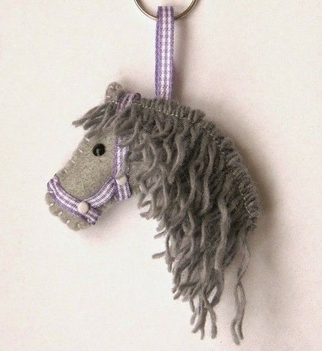 Felt Horse Ornament, Horse Ornaments Diy, Felt Horse, Horse Christmas Ornament, Felt Crafts Christmas, Scrap Fabric Projects, Felt Crafts Diy, Animal Sewing Patterns, Diy Yarn Crafts