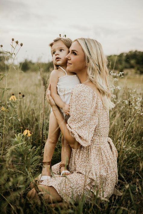 Cute Mom Daughter Pics, Daughter Mommy Pictures, Mummy And Me Photography, Mommy Daughter Poses Photo Ideas, Fall Mother And Daughter Photos, Fall Photos Mom And Daughter, Mommy And Me Sitting Poses, Mom With Two Daughters Photography, Fall Photoshoot Mom And Daughter