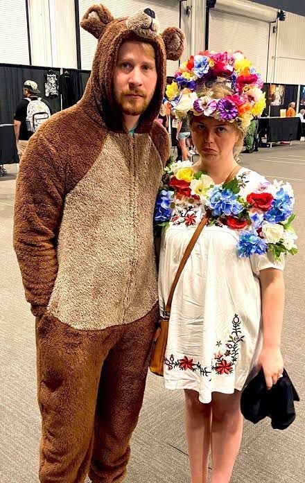 Midsommar Halloween Costume Couple, Mia And Sebastian Halloween Costume, Indie Couple Costumes, Midsummer Halloween Costume, Midsommar Couple Costume, Indie Halloween Costumes Couples, Midsommar Cosplay, Horror Movie Costumes Couples, Indie Couples Costumes