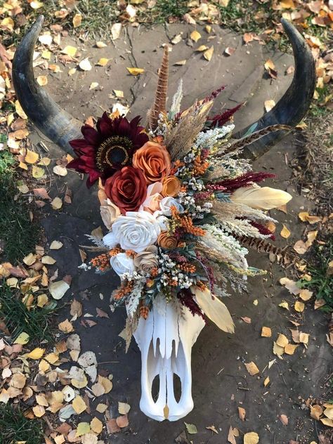 Country Wedding Pictures, Cow Skull Decor, Cow Skull Art, Country Western Wedding, Cow Skulls, Western Themed Wedding, Skull Crafts, Western Bedroom Decor, Skull Wedding