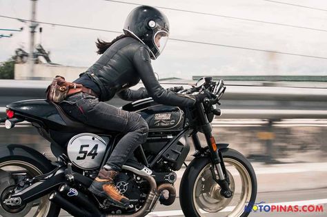 Nine T Bmw, Women Riding Motorcycles, Modern Cafe Racer, Cafe Racer Helmet, Ducati Cafe Racer, Motorcycle Storage, Bmw R100, Scrambler Custom, Cafe Racer Girl