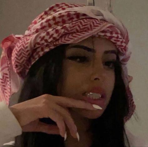 TikTok n0r4____ instagram n0ra_4444 Arabian Women, Shotting Photo, Arabian Beauty, Arabian Beauty Women, Swag Girl Style, Dark Feminine Aesthetic, Arab Women, كريستيانو رونالدو, Grunge Girl