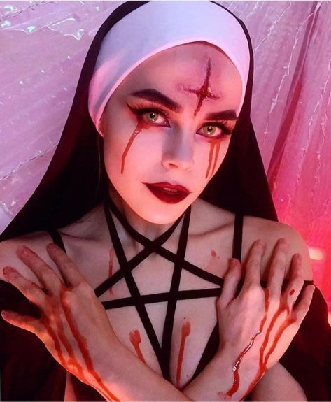 Nun Makeup Halloween Easy, Carrie Halloween Costume, Nun Halloween Costume, Dress Trending, Halloweenský Makeup, Makeup Stencils, Joker Makeup, Top Movie, Creepy Halloween Makeup