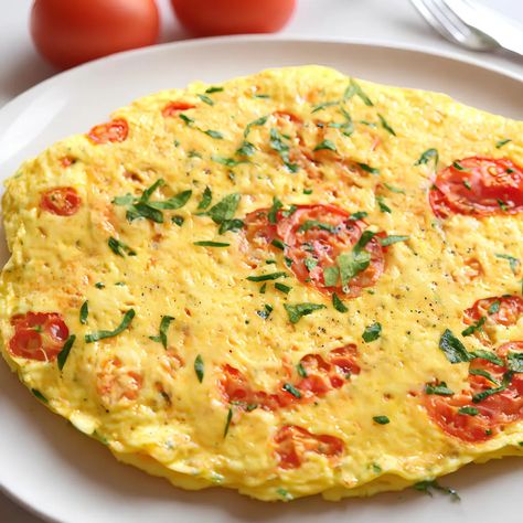 Tomato Egg Omelette, Tomato Omelette Recipe, Egg Meals, Tomato Omelette, Eggs With Tomatoes, Perfect Omelette, Cheese Omelette, Tomato Bread, Omelets Recipe