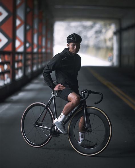 Bike Photoshoot Ideas, Cyclist Photography, Bicycle Photoshoot, Bike Riding Outfit, Gear Outfit, Rapha Cycling, City Cycling, Ninja Bike, Bike Commuting