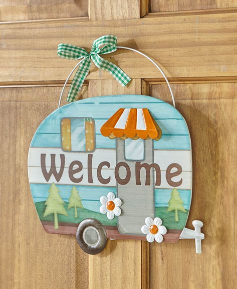 Trailer Garden, Camper Bathroom, Retro Trailer, Signs Diy, Door Wreaths Diy, Camping Signs, Camping Decor, Decorative Wall Plaques, Vintage Trailer