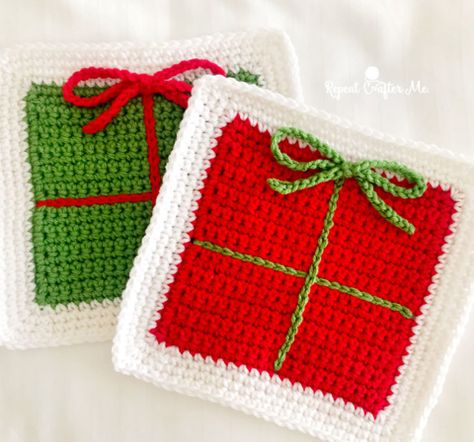 Surface Slip Stitch Crochet Pillow - Repeat Crafter Me Xmas Squares, Christmas Afghan, Slip Stitch Crochet, Crocheted Christmas, Repeat Crafter Me, Crochet Granny Square Blanket, Crochet Gift, Crochet Granny Square, Holiday Crochet