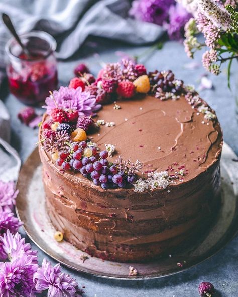 This beautiful vegan creation captures a whole season in its flavors, textures and looks. Get the full recipe for summer in a cake here. Cake Summer, Making Cakes, Chocolate Cake Decoration, Chocolate Wedding Cake, Summer Cakes, Rustic Cake, Summer Ideas, Vegan Cake