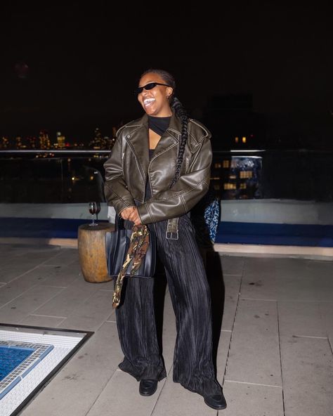 Arial Robinson wear dusty browb faded leather jacket with black plisse pants and loafers during nyfw ss24 Black Plisse Pants Outfit, Plisse Pants Outfit, Plisse Pants, Winter Pants Outfit, The Font, Instagram Girls, Night Outfits, Pants Outfit, Winter Outfits