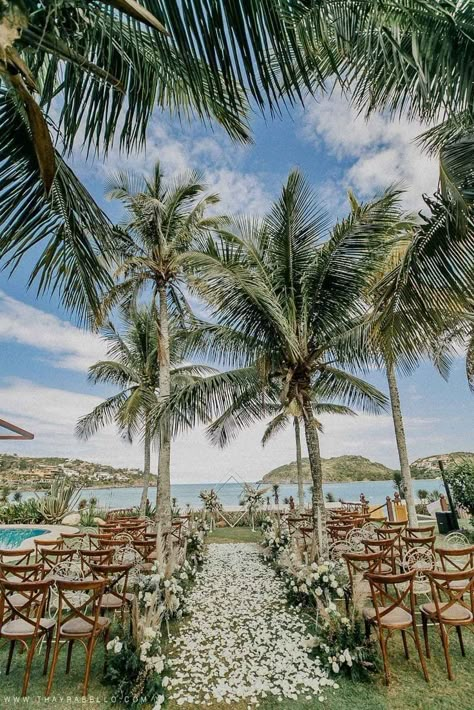 Hawaii Wedding Name Cards, Landscape Ideas Beach House, Green Beach Wedding Theme, Mini Wedding Praia, Green Beach Wedding, Deco Surf, Fiji Wedding, Wedding Setup, Beachy Wedding